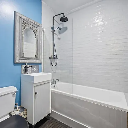 5 Min Walk To Centre Guest house